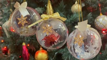 Making personalised baubles for Ilkeston Residents